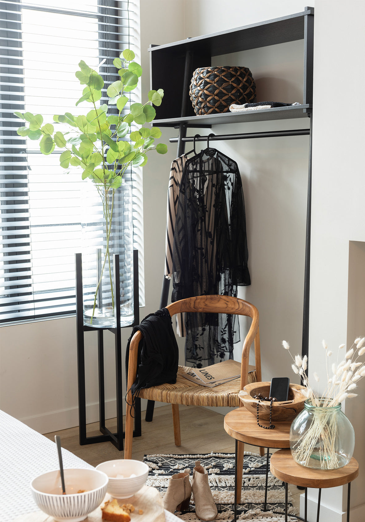 Cesta decorativa Roni de fibra natural tejida negro/marrón