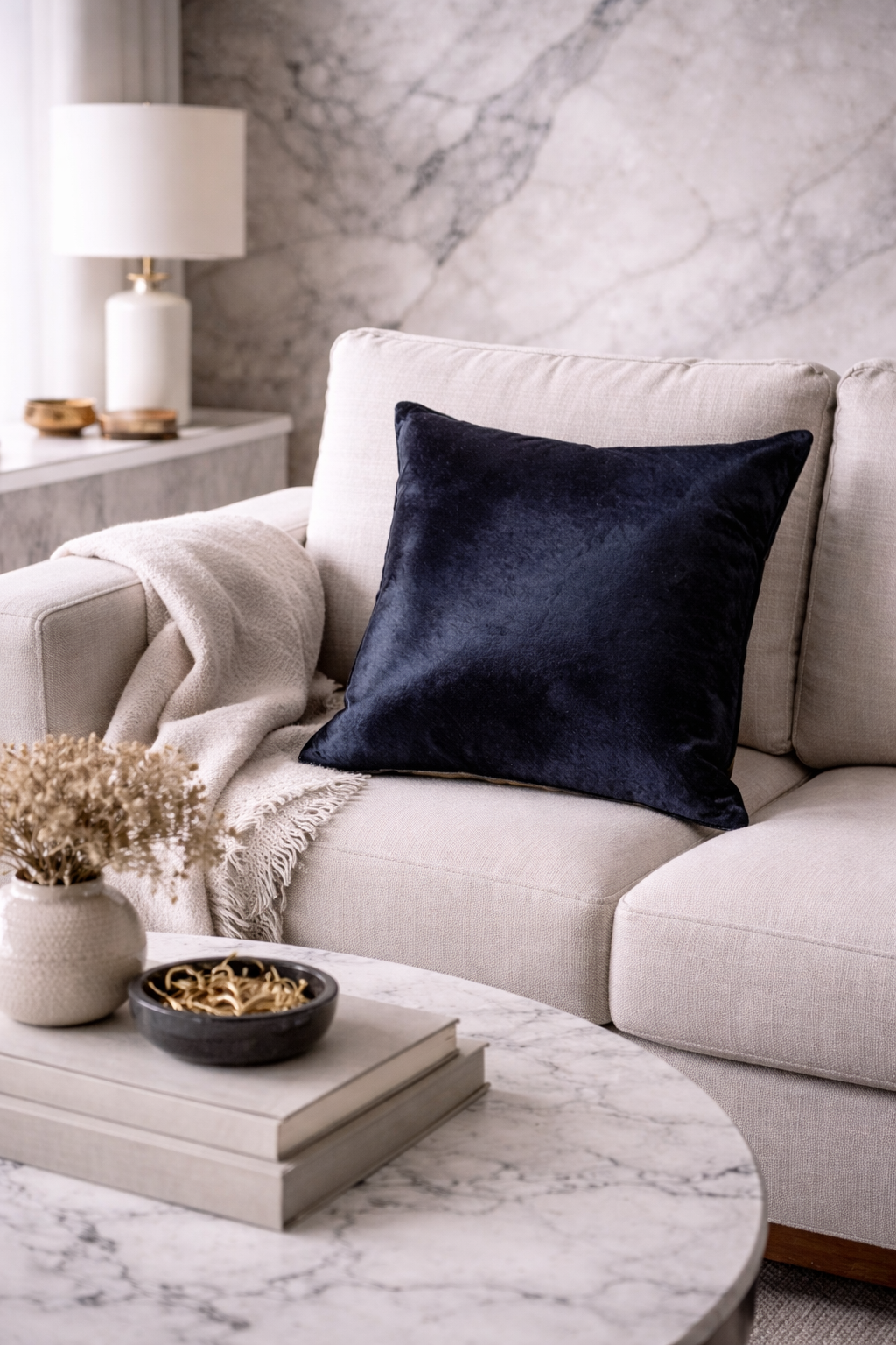 Cojín Corviglia Hair-On-Hide Leather en color Navy.