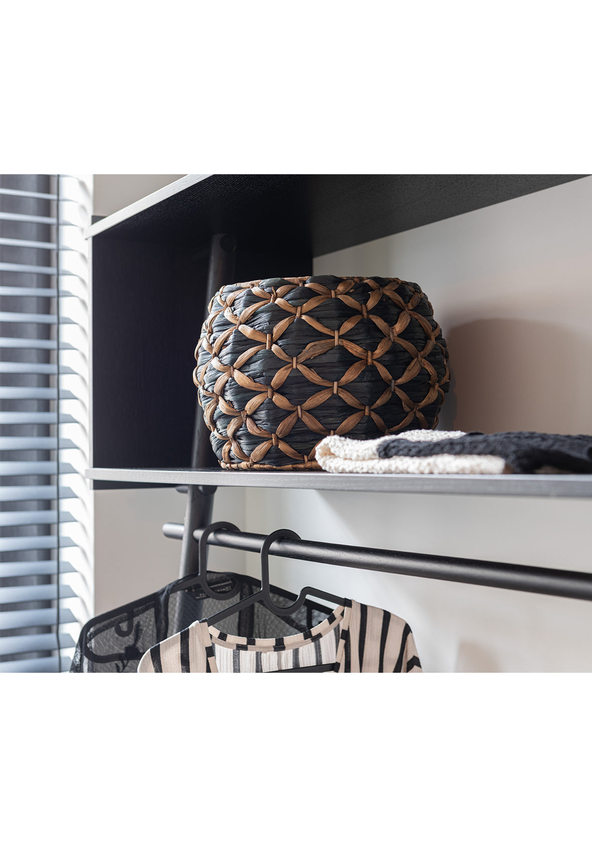 Cesta decorativa Roni de fibra natural tejida negro/marrón