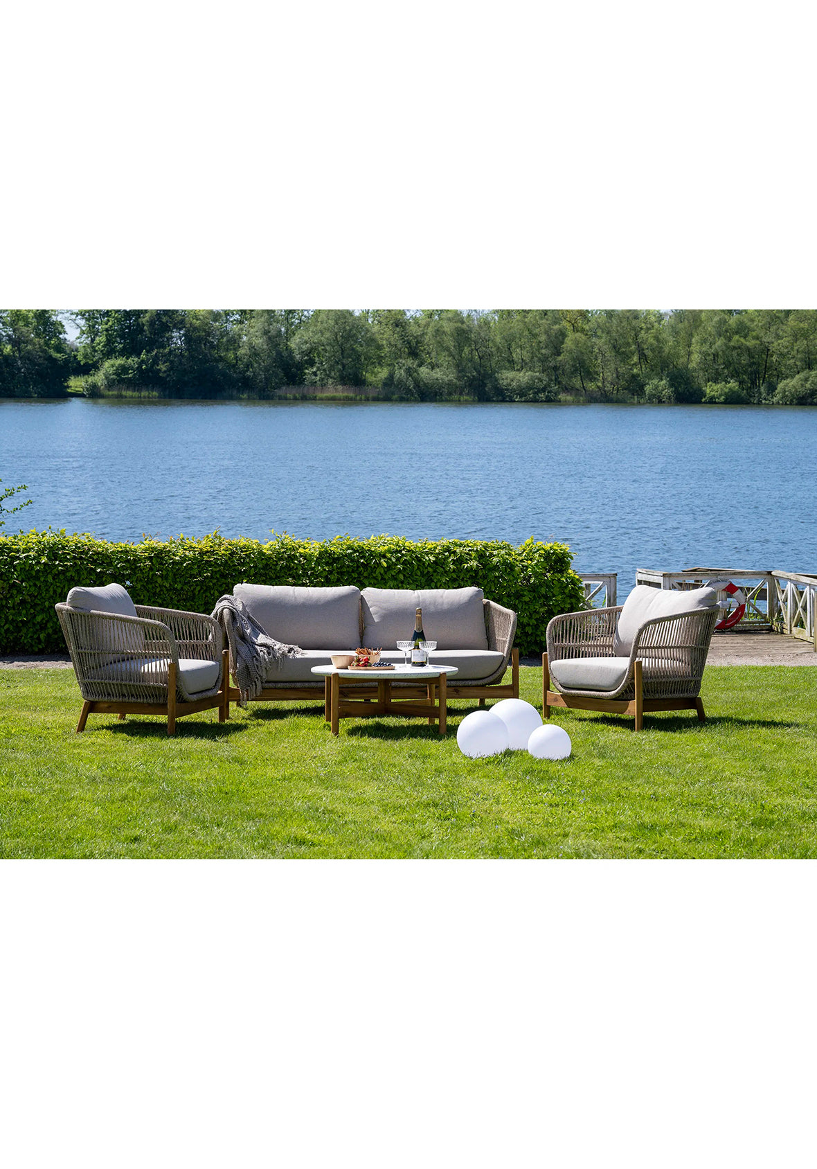 Conjunto de  Sala lounge Lumi de exterior en acacia y tela beige