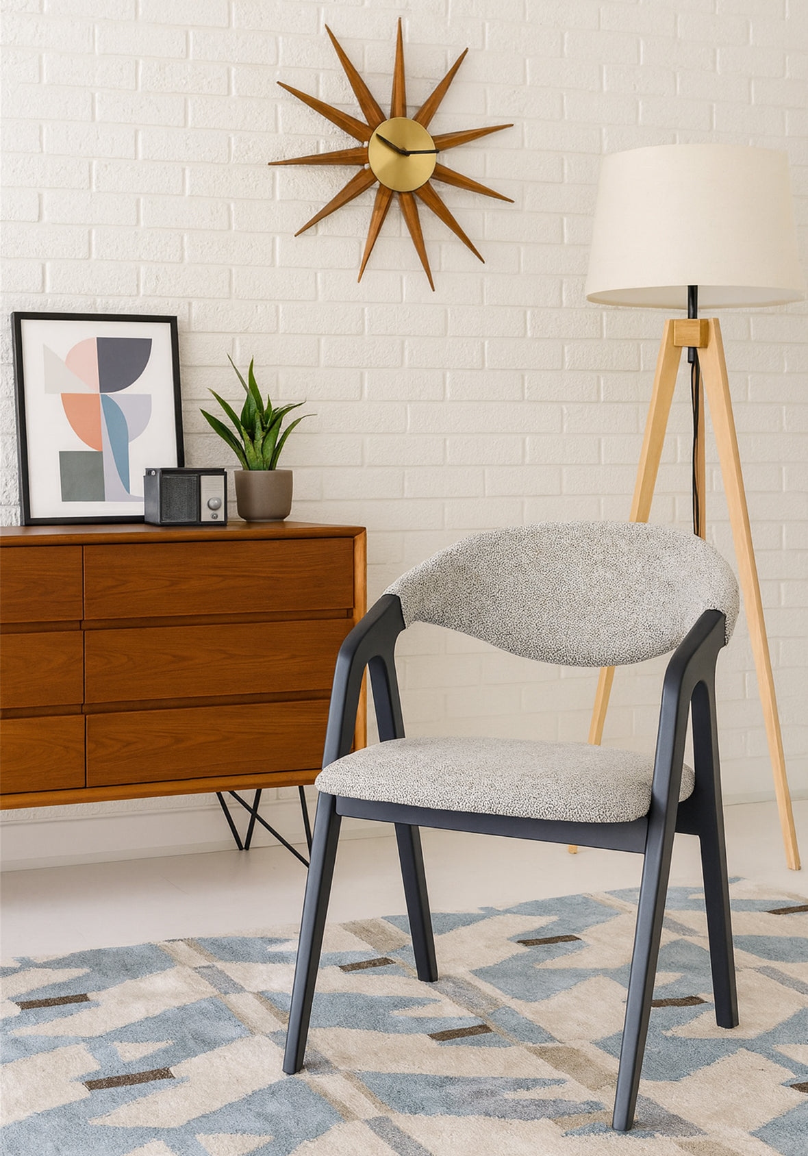 Silla Lars con descansabrazos madera y tapizado