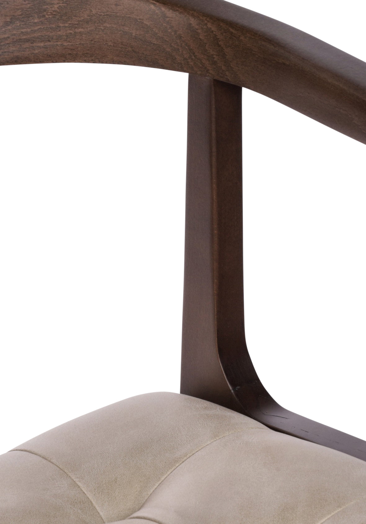 Silla de comedor Finn en Nogal con Brazos y Asiento Arena