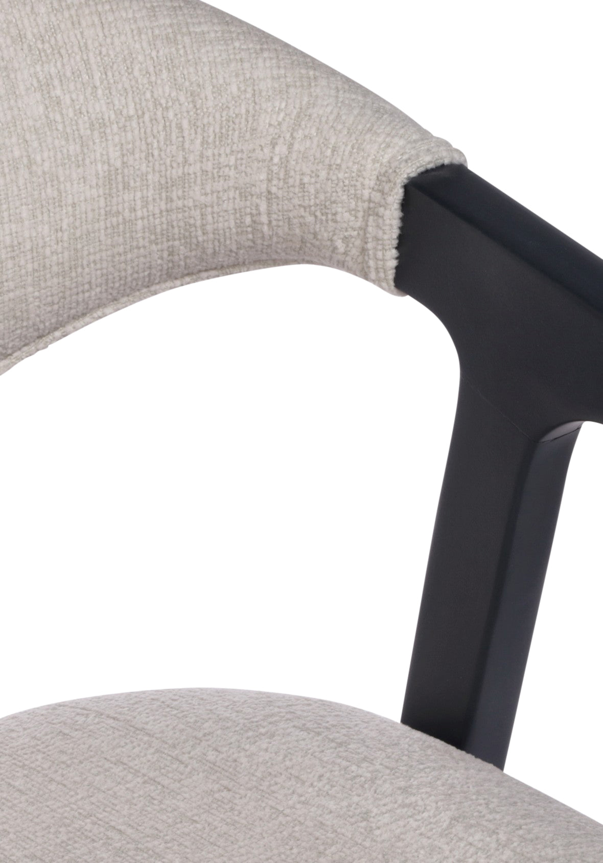 Silla Lars con descansabrazos madera y tapizado