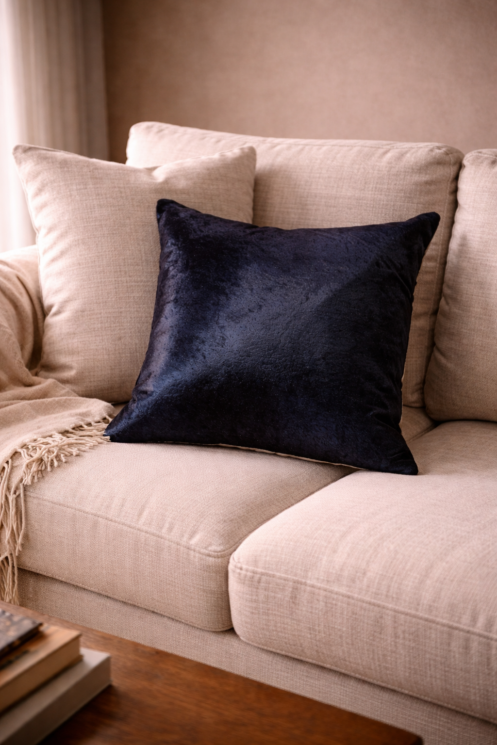 Cojín Corviglia Hair-On-Hide Leather en color Navy.