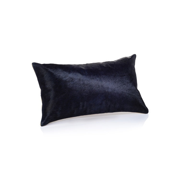Cojín Corviglia Hair-On-Hide Leather en color Navy. 12 x 20 pulgadas